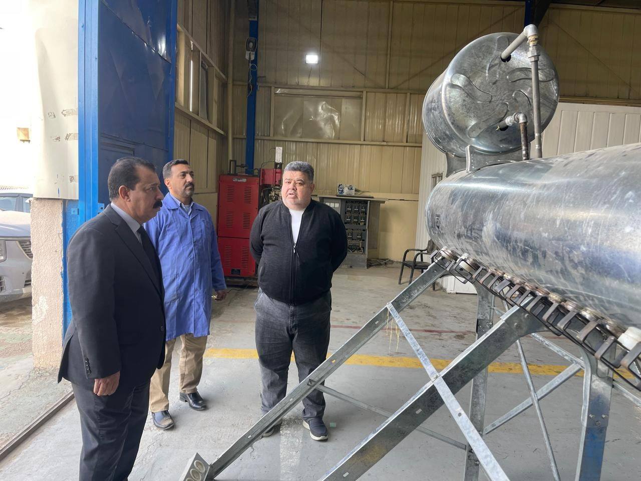 مدير عام الشركة العامة للصناعات الكهربائية والالكترونية يجري جولة تفقدية في مصانع ومعامل الشركة