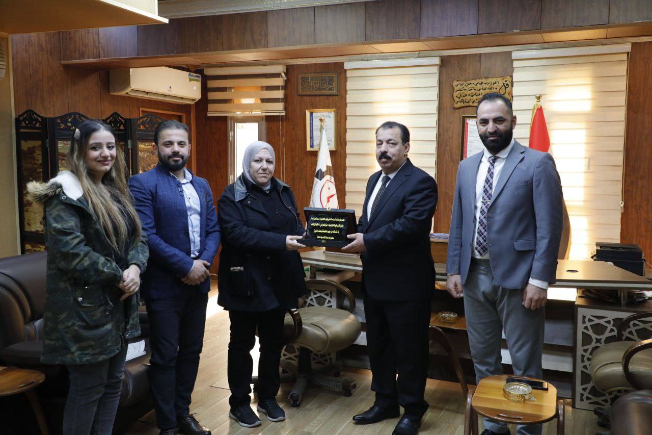 مدير عام الشركة يكرم موظفة بمناسبة التقاعد